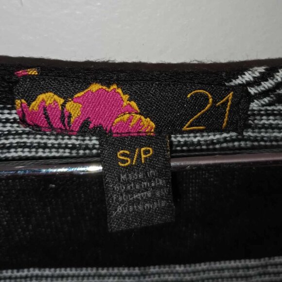 Forever 21 Black + White Tee Size Small - Picture 6 of 8